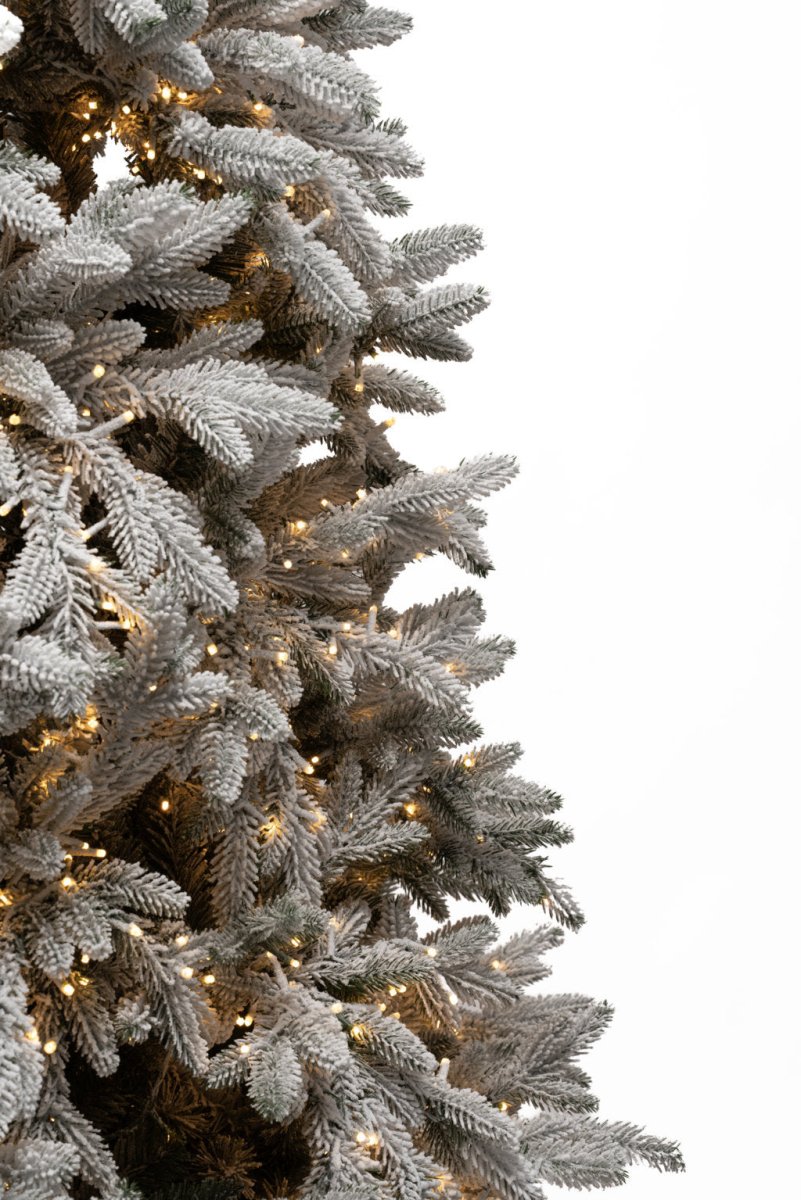 Albero di Natale Capella ricoperto di neve con LED a luce calda dorata accesi – foto 6