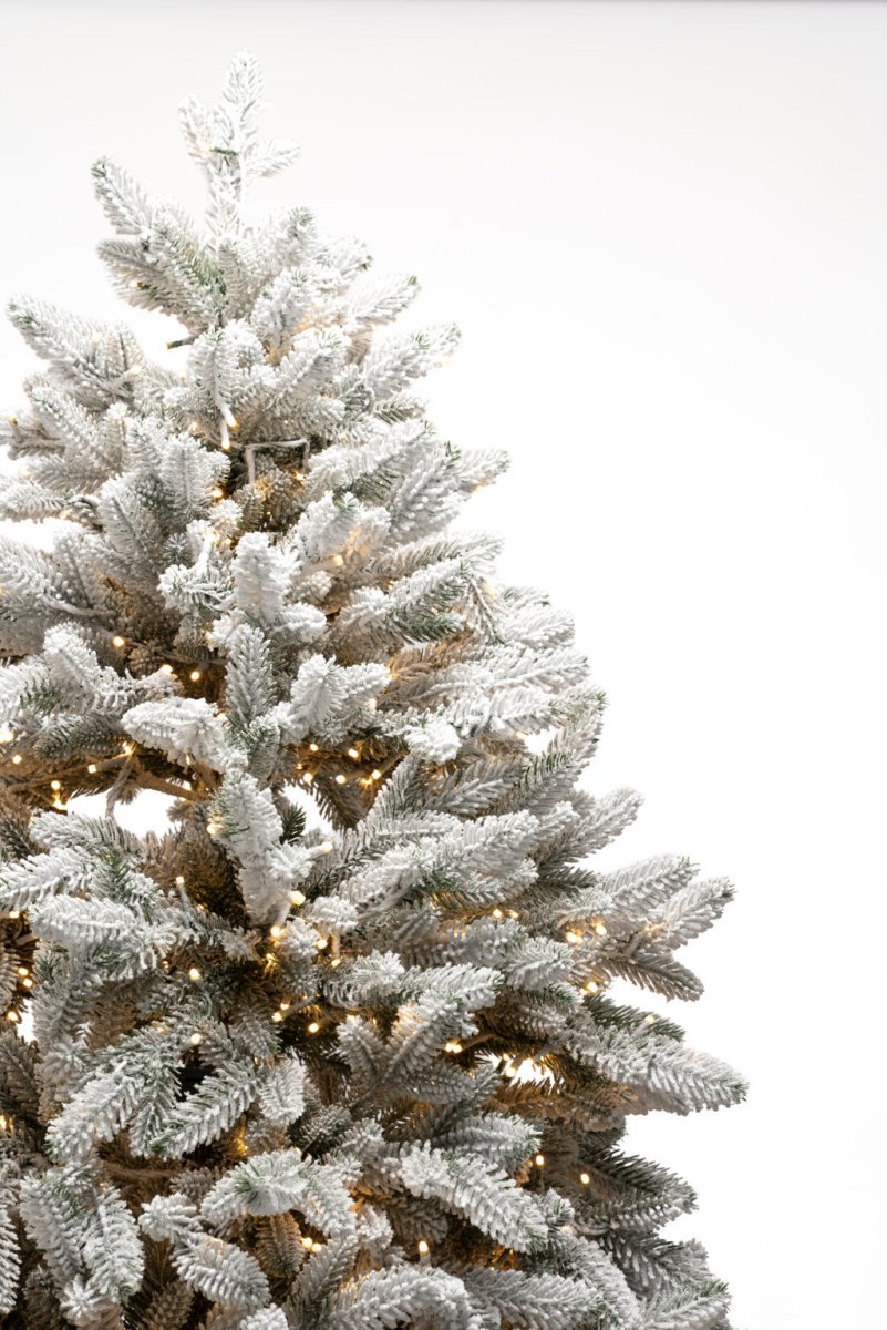Albero di Natale Capella ricoperto di neve con LED a luce calda dorata accesi – foto 7