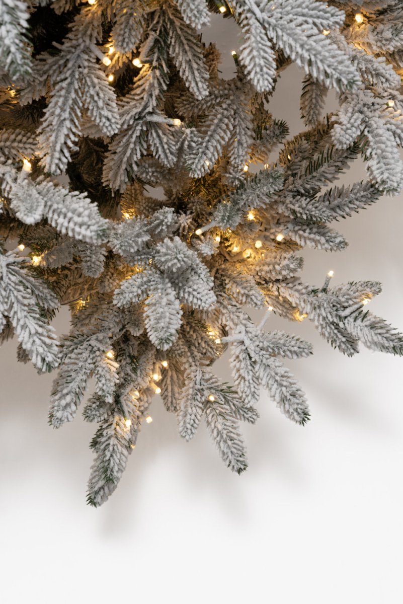 Albero di Natale Capella ricoperto di neve con LED a luce calda dorata accesi – foto 8