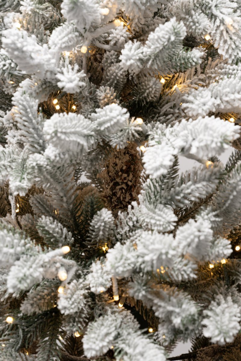 Albero di Natale Capella ricoperto di neve con LED a luce calda dorata accesi – foto 9