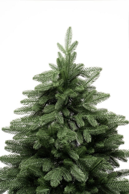 Albero di Natale Bruce Xone dai rami larghi e distanziati, decorato con palline in un salotto classico – foto 4