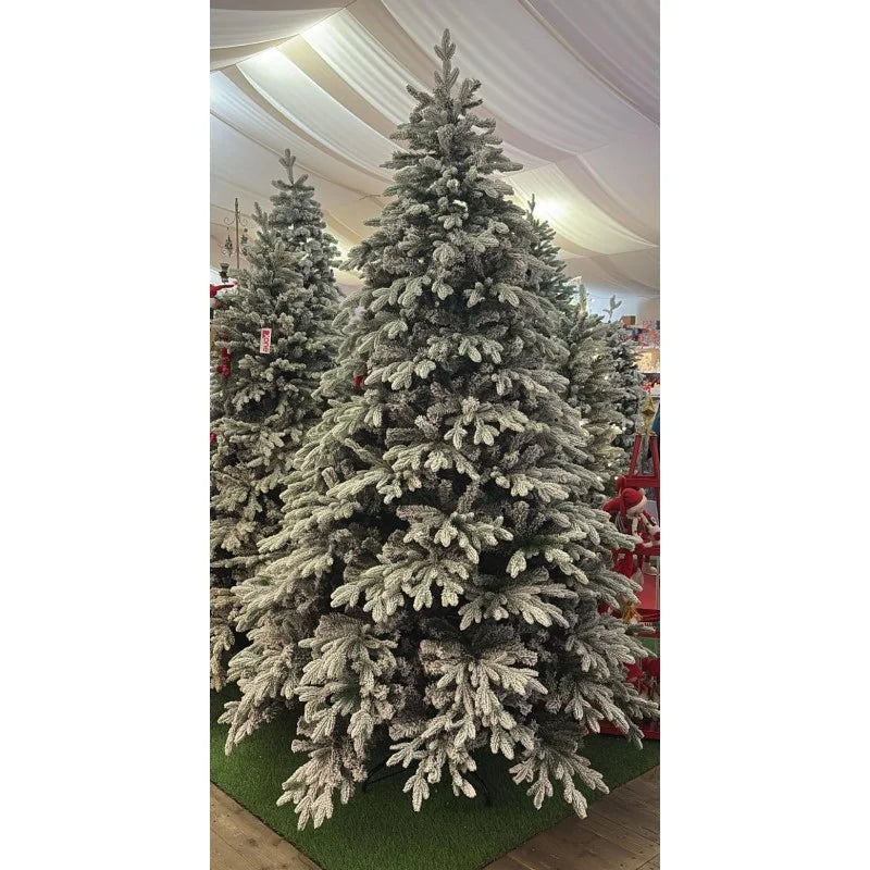 Albero di Natale artificiale Romanov, innevato e realistico in stile nordico
