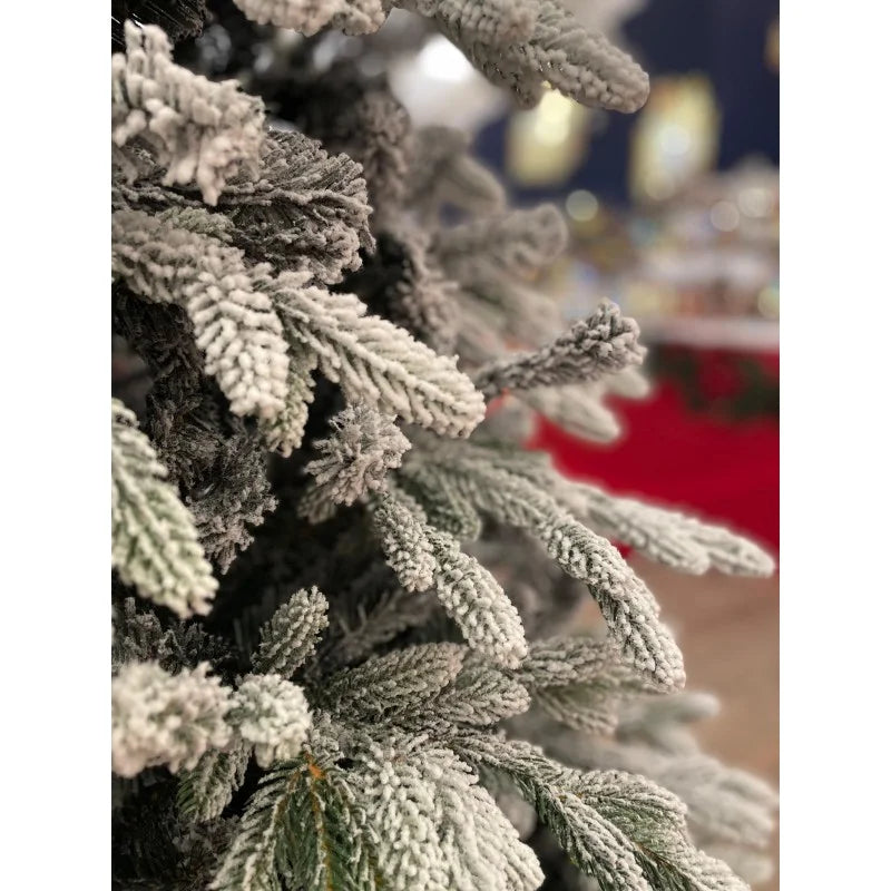 Albero di Natale artificiale Romanov, innevato e realistico in stile nordico