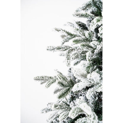White Montgomery innevato di Xone in un salone ampio, sagoma a piramide coperta da neve densa – foto 5