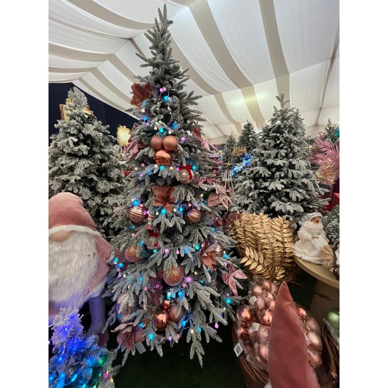 Albero di Natale innevato Sappada in stile nordico con piede a forma di ceppo di legno – foto 9