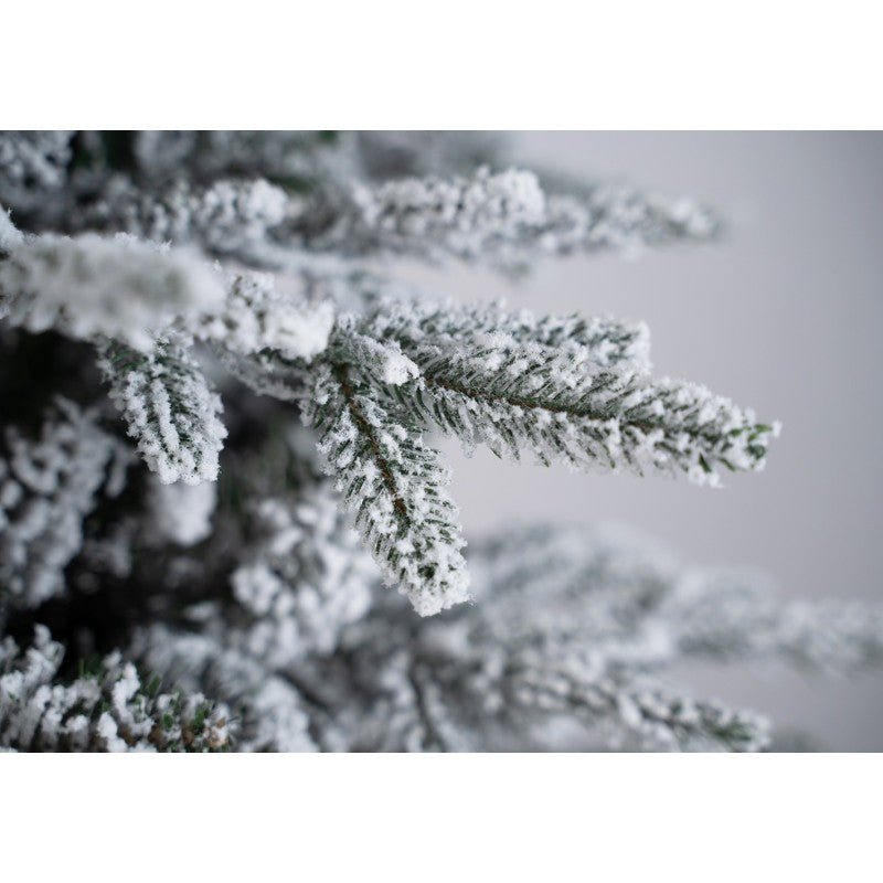 Albero di Natale innevato Sappada in stile nordico con piede a forma di ceppo di legno – foto 4