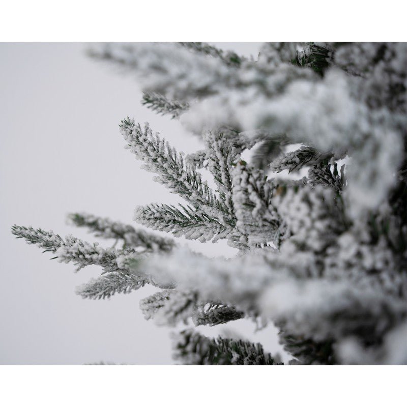 Albero di Natale innevato Sappada in stile nordico con piede a forma di ceppo di legno – foto 7