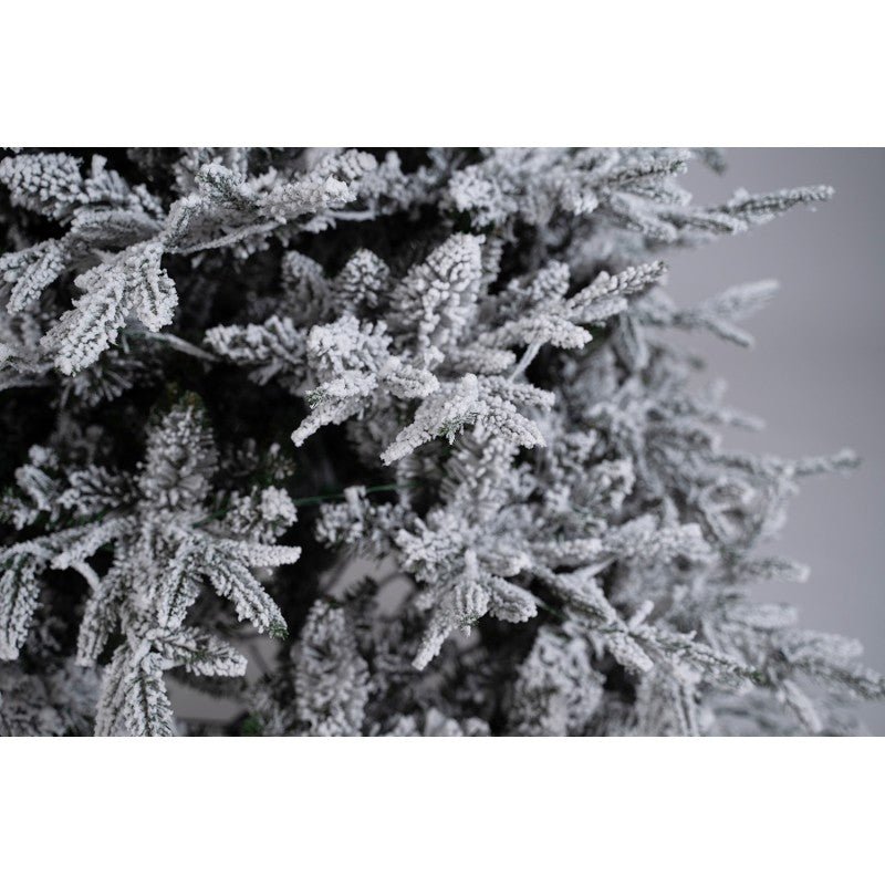 Albero di Natale innevato Sappada in stile nordico con piede a forma di ceppo di legno – foto 8